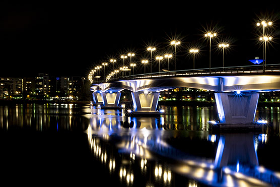 Yöllinen valaistu silta